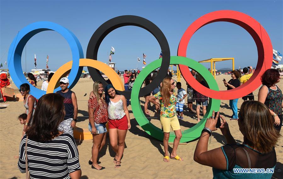 Brésil : les anneaux olympiques sur une plage de Rio