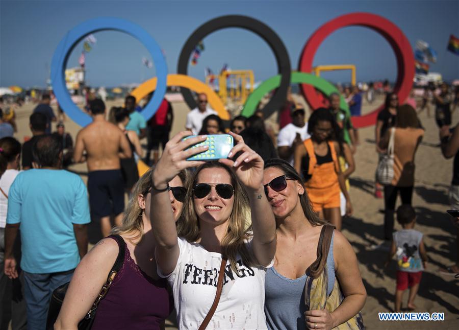 Brésil : les anneaux olympiques sur une plage de Rio