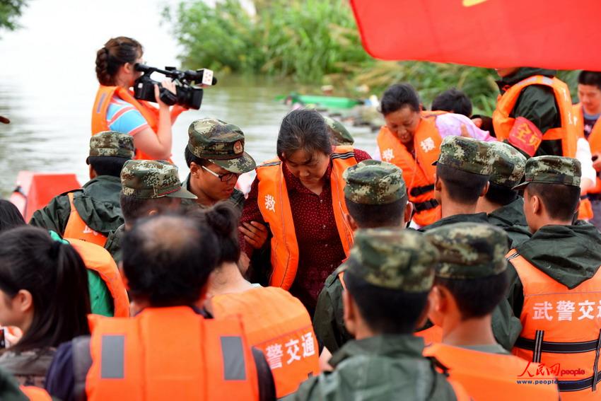 En images : des soldats chinois qui luttent contre les inondations