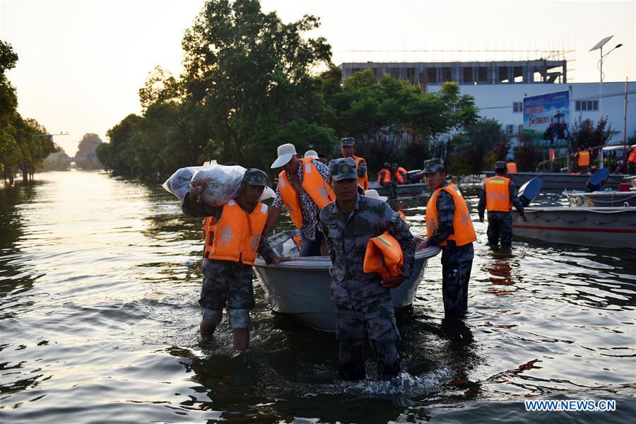 En images : des soldats chinois qui luttent contre les inondations