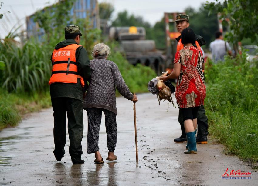 En images : des soldats chinois qui luttent contre les inondations