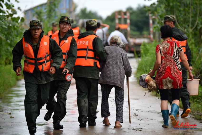 En images : des soldats chinois qui luttent contre les inondations