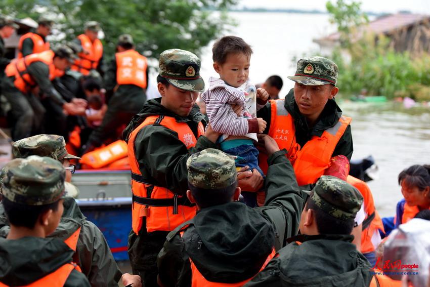 En images : des soldats chinois qui luttent contre les inondations