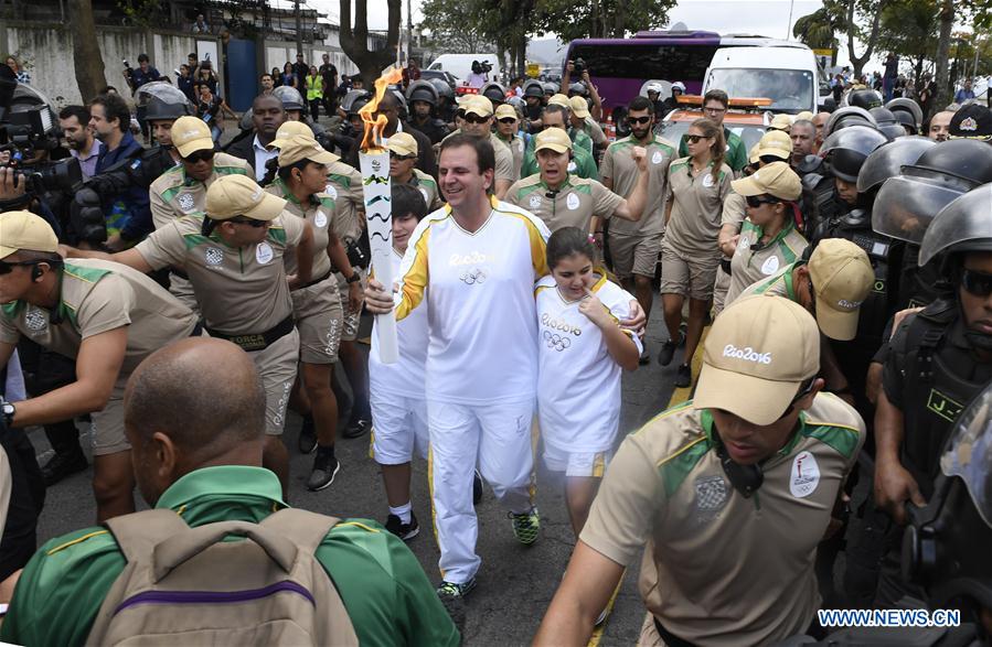 La flamme olympique arrive à Rio de Janeiro