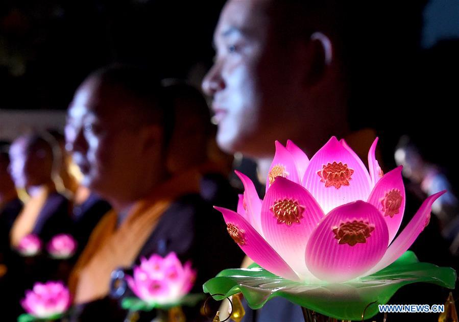 Chine : rituel bouddhiste au temple Shaolin