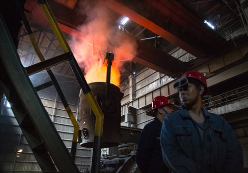 Des employés d'une usine d'acier de Wu'an, dans la Province du Hebei (Nord de la Chine). Photo : AP