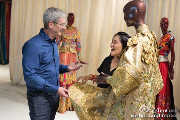 De retour en Chine, Tim Cook rend visite à la créatrice de mode chinoise Guo Pei