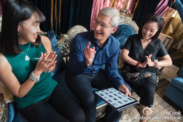 De retour en Chine, Tim Cook rend visite à la créatrice de mode chinoise Guo Pei