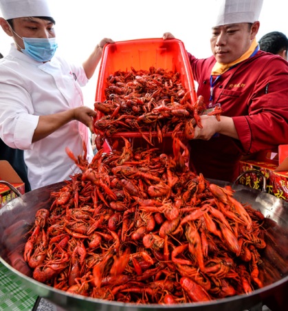 Des restaurants de Nanjing se voient proposer une assurance pour les maladies causées par les écrevisses