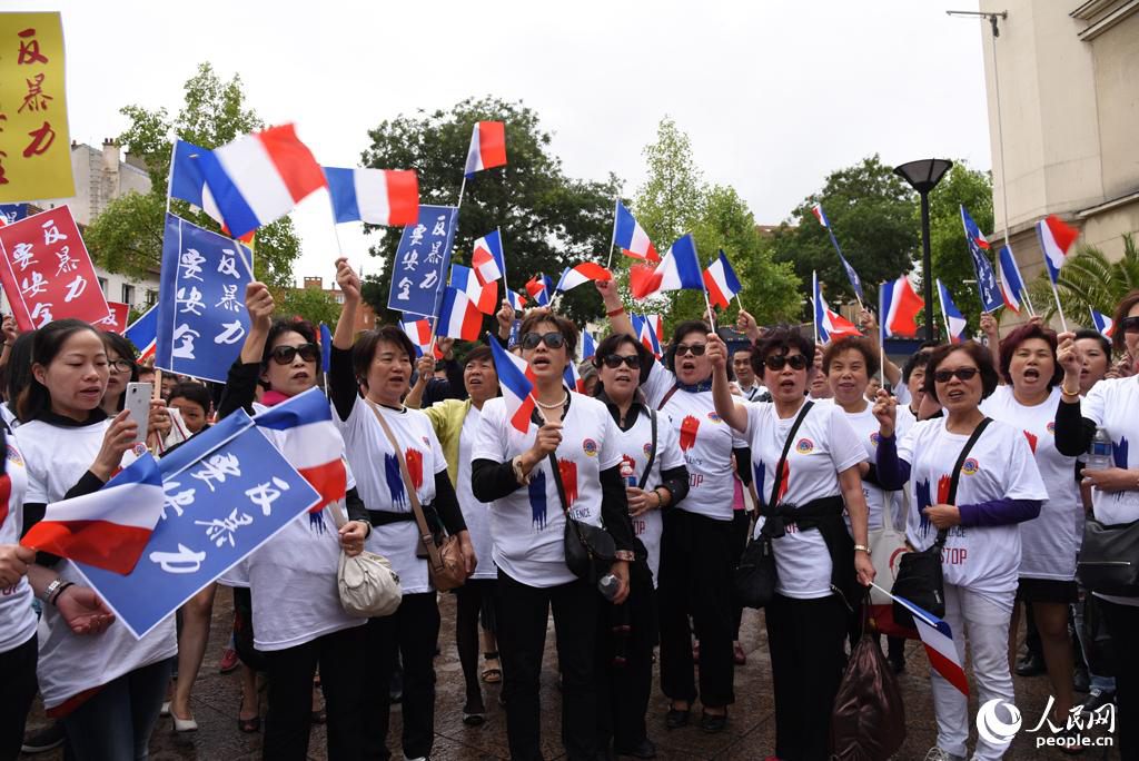 France : 2 000 Chinois défilent contre les agressions 