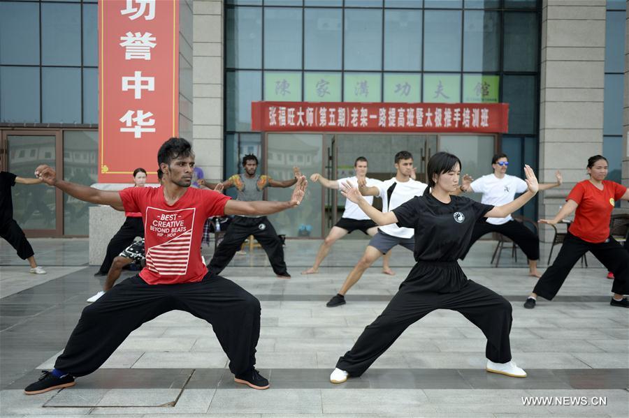 Tai-chi : des élèves étrangers dans le centre de la Chine