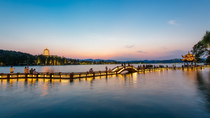 Hangzhou : une ville entourée de montagnes embrumées