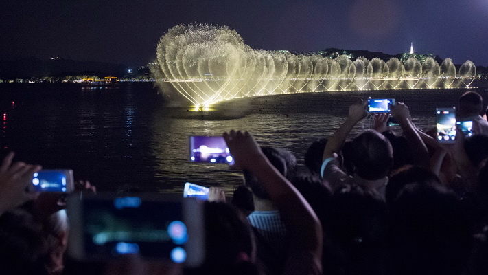 Hangzhou : une ville entourée de montagnes embrumées