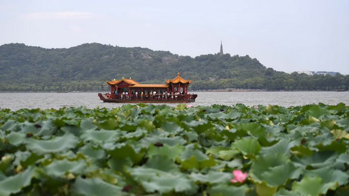 Hangzhou : une ville entourée de montagnes embrumées