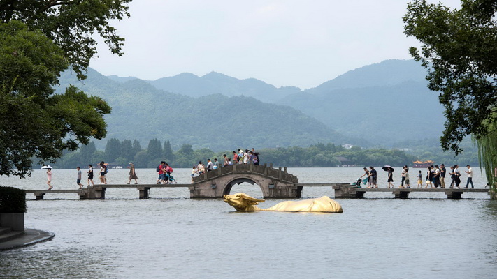 Hangzhou : une ville entourée de montagnes embrumées