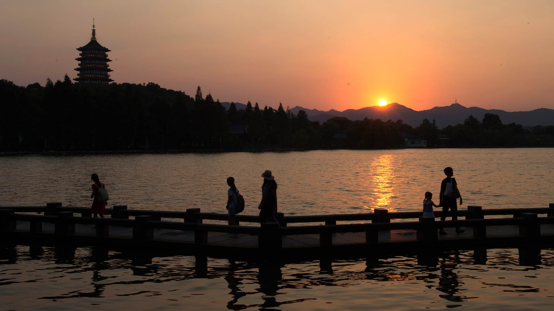 Hangzhou : une ville entourée de montagnes embrumées