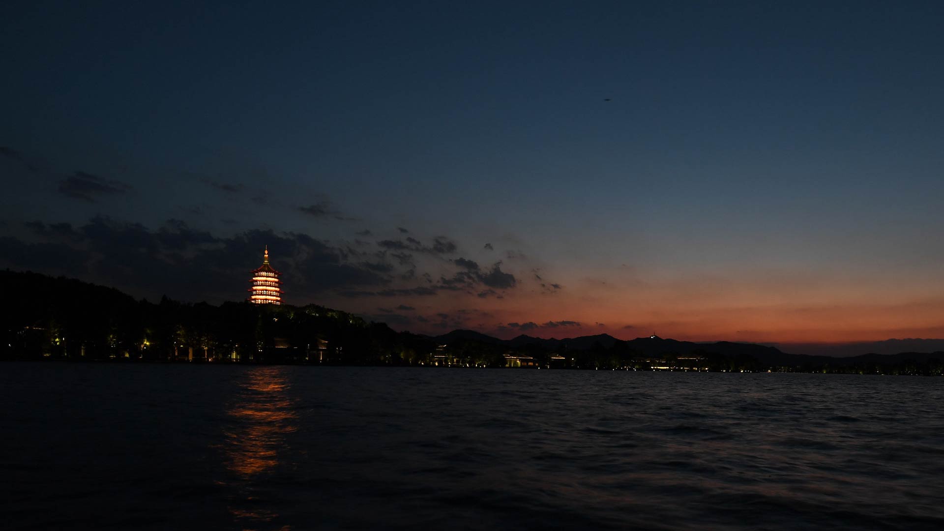 Hangzhou : une ville entourée de montagnes embrumées