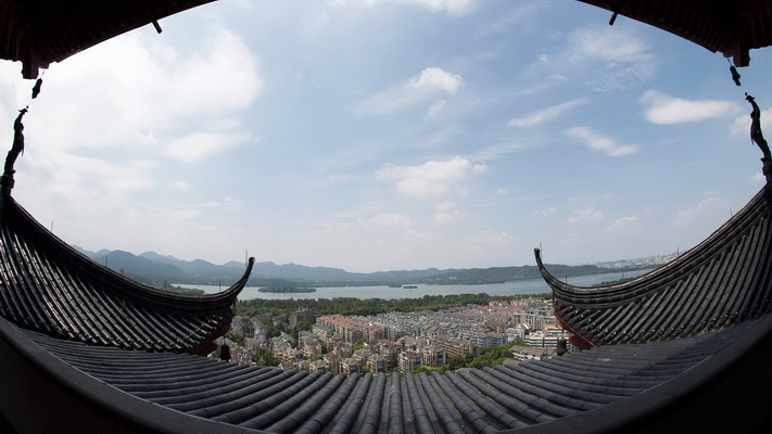 Hangzhou : une ville entourée de montagnes embrumées