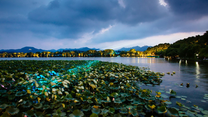 Hangzhou : une ville entourée de montagnes embrumées