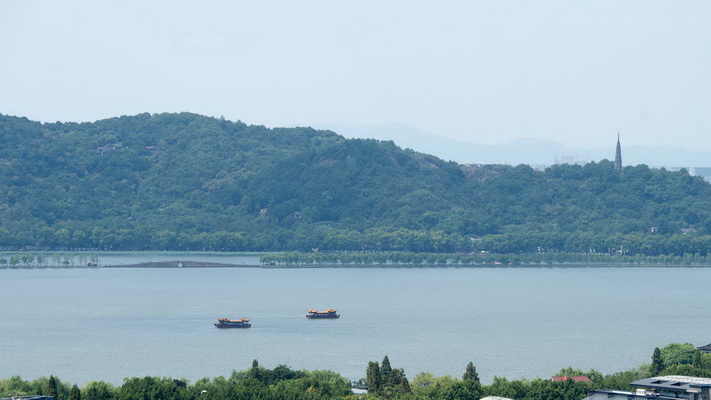 Hangzhou : une ville entourée de montagnes embrumées