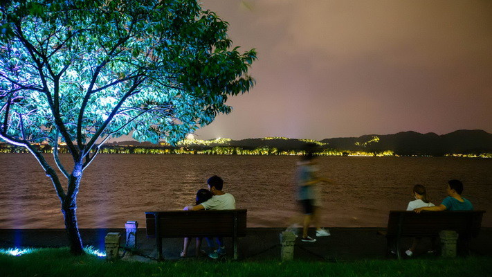 Hangzhou : une ville entourée de montagnes embrumées