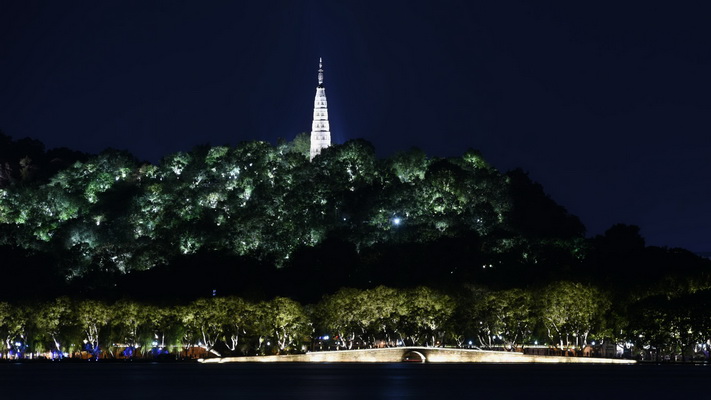 Hangzhou : une ville entourée de montagnes embrumées