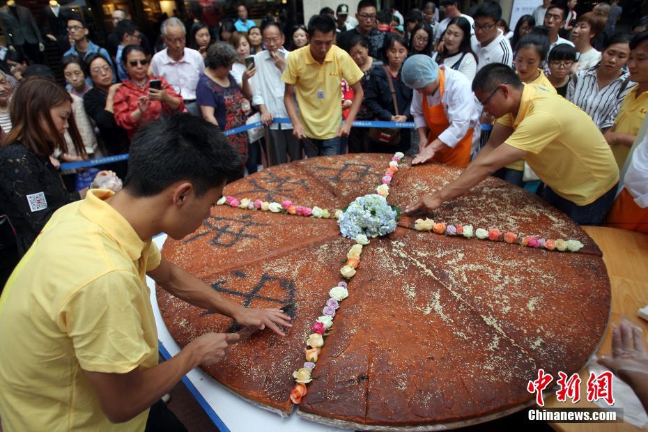 Un gateau de lune géant à Kunming