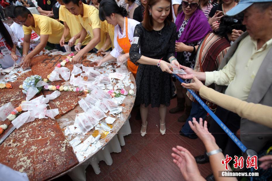 Un gateau de lune géant à Kunming