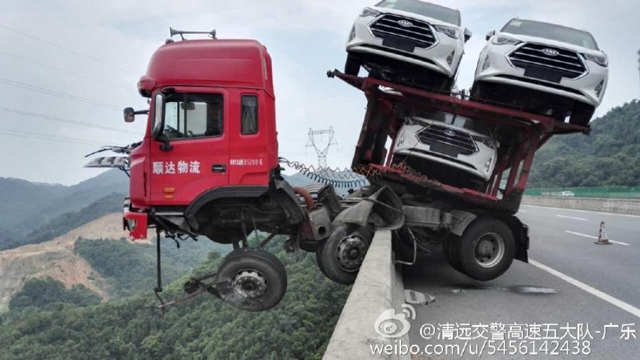 Spectaculaire accident d’un poids-lourd dans le Guangdong