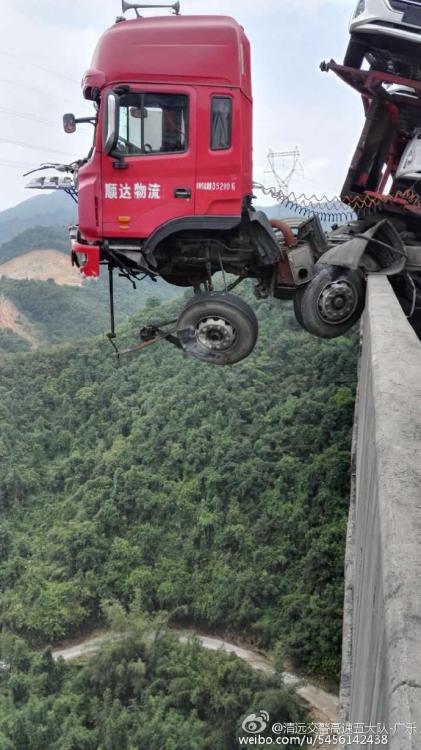 Spectaculaire accident d’un poids-lourd dans le Guangdong