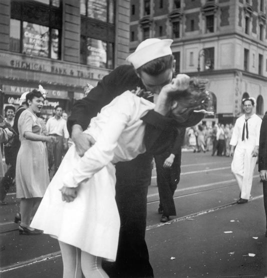 L'infirmière embrassée par un marin sur la photo iconique du V-J Day décède à l'age de 92 ans