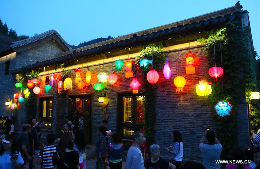 Chine : célébrations de la fête de la mi-automne dans un bourg lacustre à Beijing