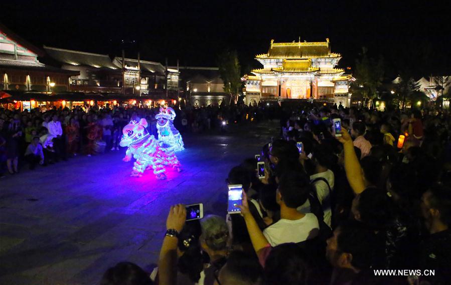 Chine : célébrations de la fête de la mi-automne dans un bourg lacustre à Beijing