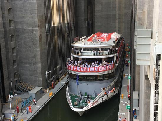 Un gigantesque ascenseur pour navires testé dans les Trois Gorges