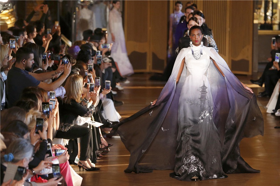 La créatrice de mode chinoise Xiong Ying brille à l’Opéra Garnier