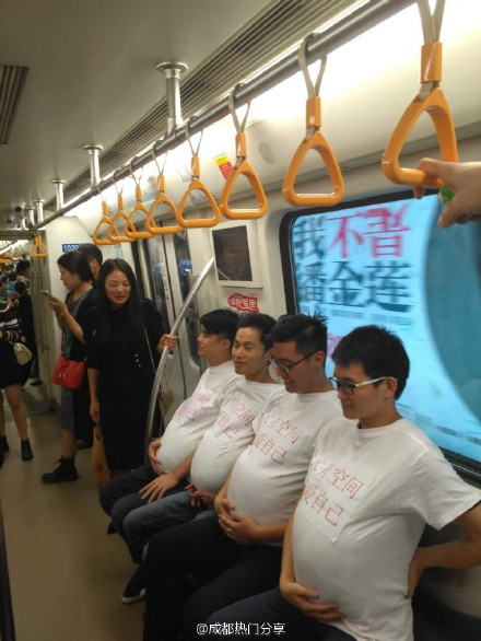 Dans le métro de Chengdu, des hommes ? enceints ? appellent à davantage de liberté pour les femmes enceintes