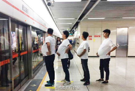 Dans le métro de Chengdu, des hommes ? enceints ? appellent à davantage de liberté pour les femmes enceintes