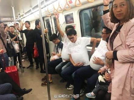 Dans le métro de Chengdu, des hommes ? enceints ? appellent à davantage de liberté pour les femmes enceintes