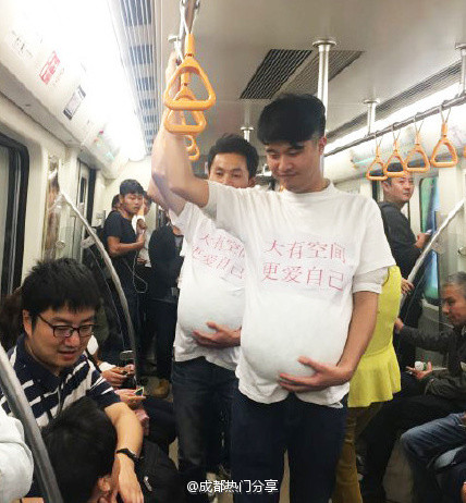 Dans le métro de Chengdu, des hommes ? enceints ? appellent à davantage de liberté pour les femmes enceintes