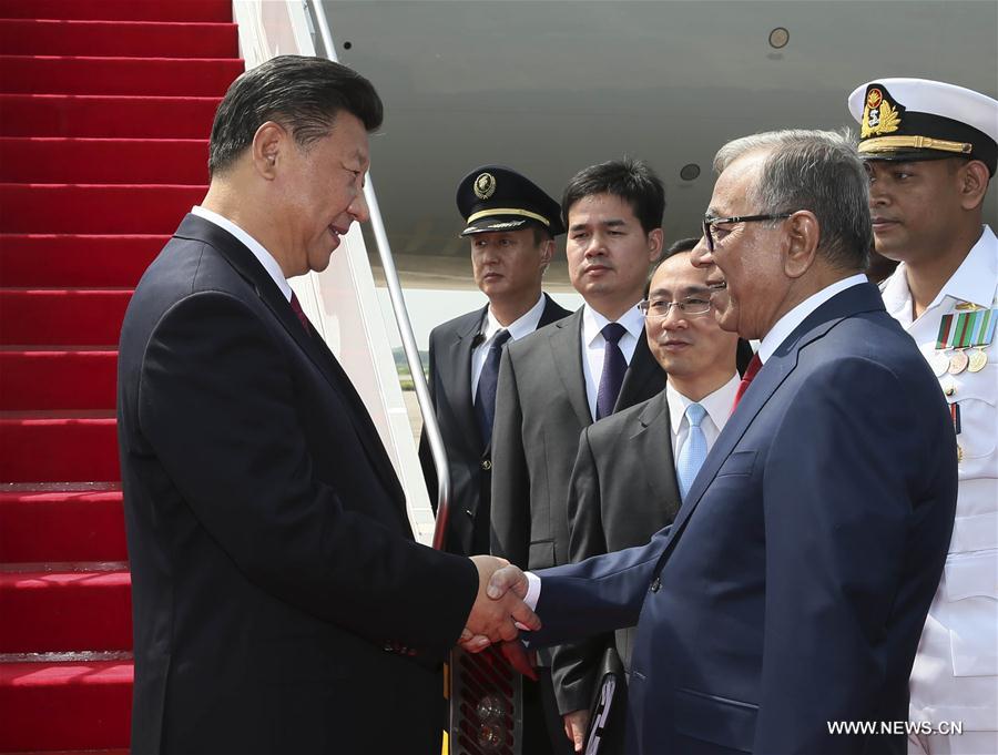 Xi Jinping arrive au Bangladesh pour une visite d'Etat