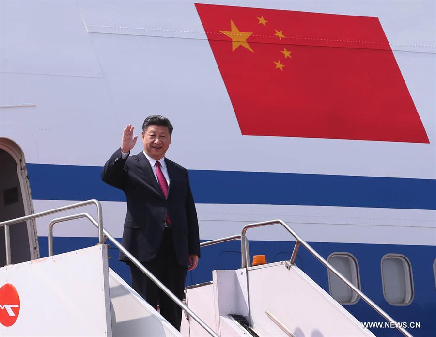 Xi Jinping arrive au Bangladesh pour une visite d'Etat