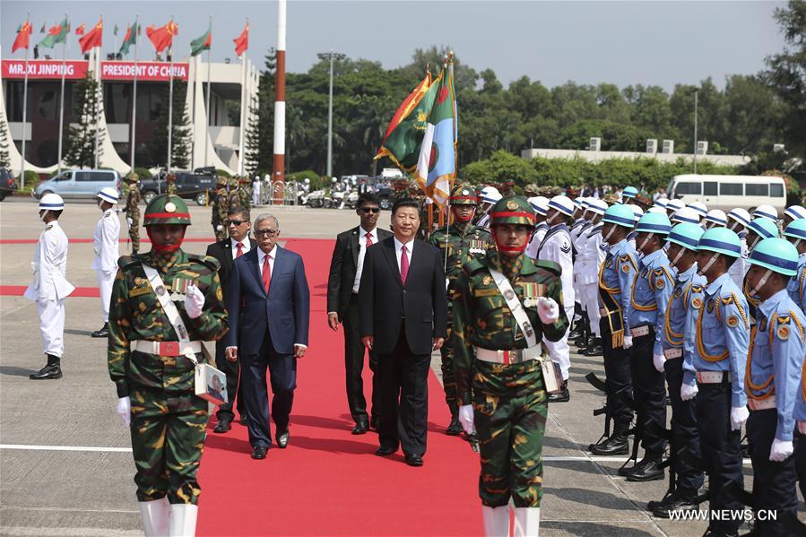 Xi Jinping arrive au Bangladesh pour une visite d'Etat