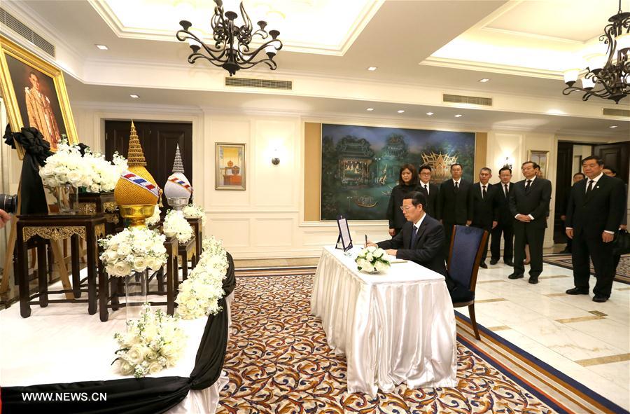 Un vice-PM chinois rend hommage au roi Bhumibol à l'ambassade de Tha?lande à Beijing