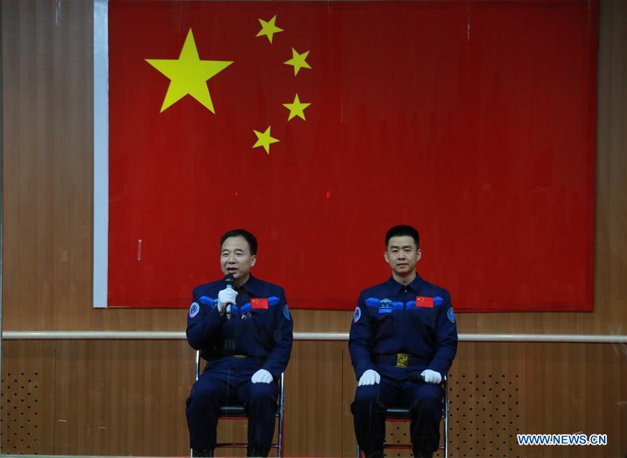 Les astronautes de la mission chinoise Shenzhou-11 rencontrent la presse