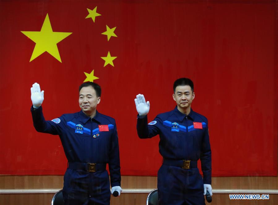 Les astronautes de la mission chinoise Shenzhou-11 rencontrent la presse