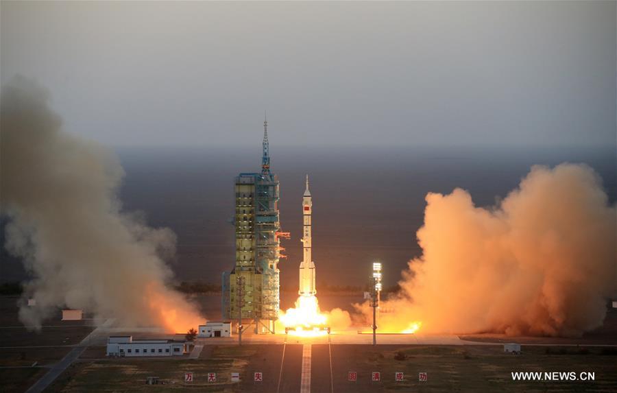 Le vaisseau spatial habité Shenzhou-11 est lancé