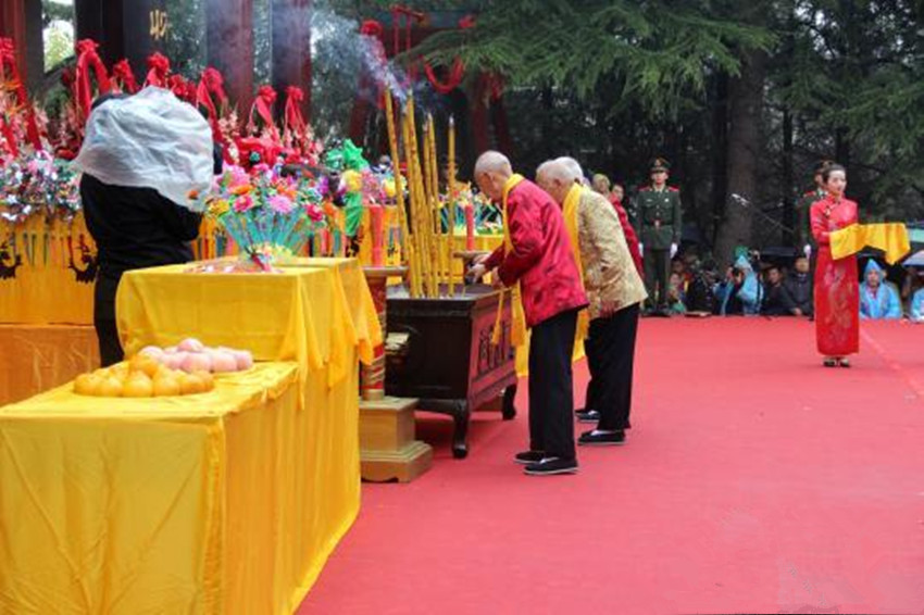 Les Chinois de Chine et de l'étranger célèbrent en nombre l'Empereur Jaune pour la Fête du Double Neuf