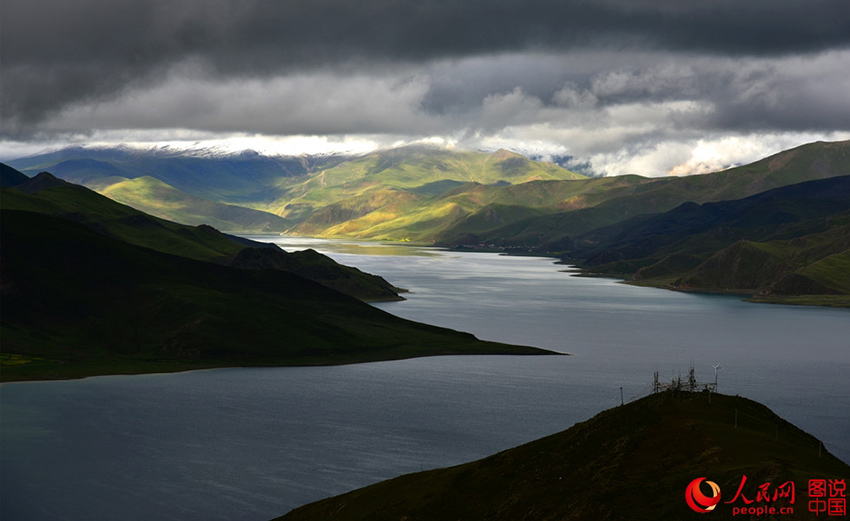 Les paysages du lac Yamdroktso au Tibet