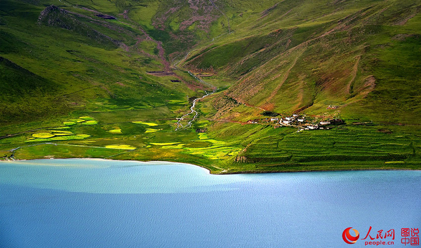 Les paysages du lac Yamdroktso au Tibet