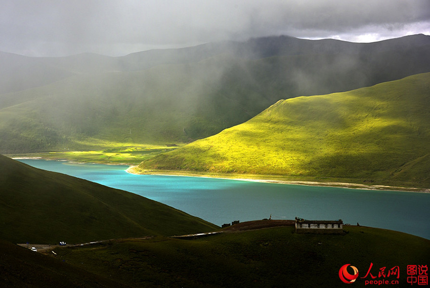 Les paysages du lac Yamdroktso au Tibet